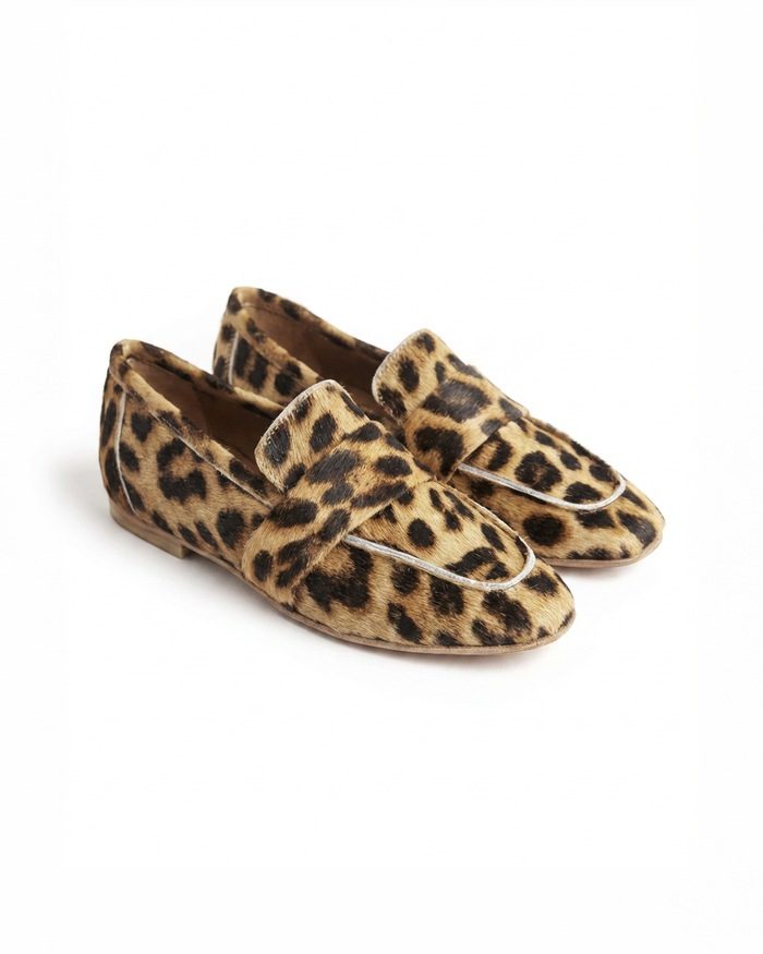 Foto de producto de los mocasines de leopardo sobre fondo blanco