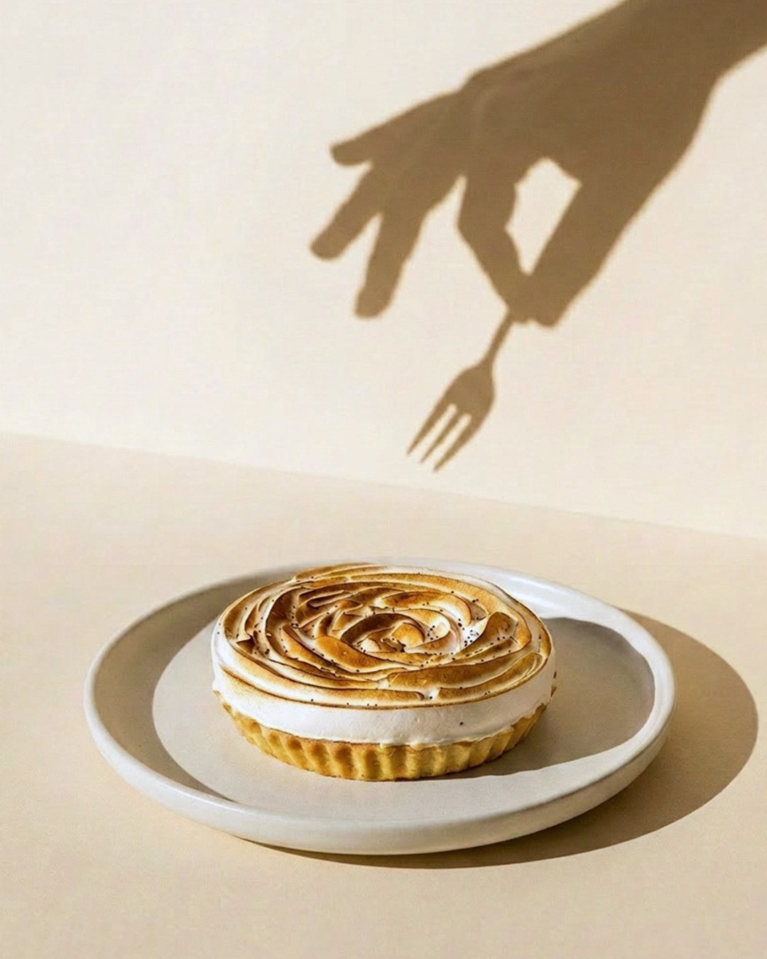 Lemon pie con la sombra de una mano y un tenedor