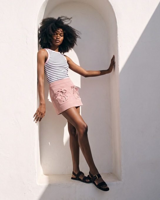 Modelo afro con la misma ropa en la hornacina encalada