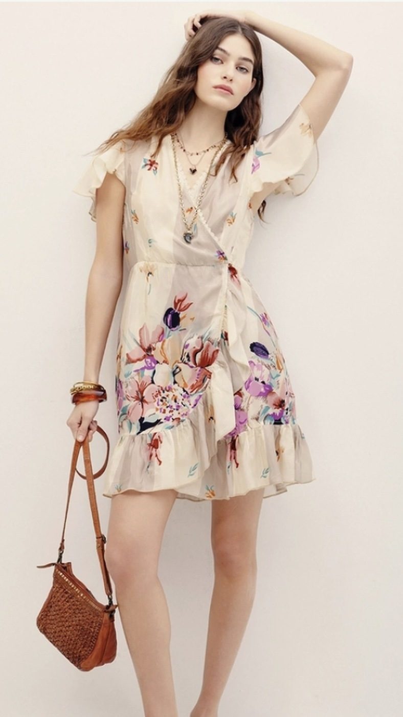 Foto de producto del vestido floreado sobre fondo blanco